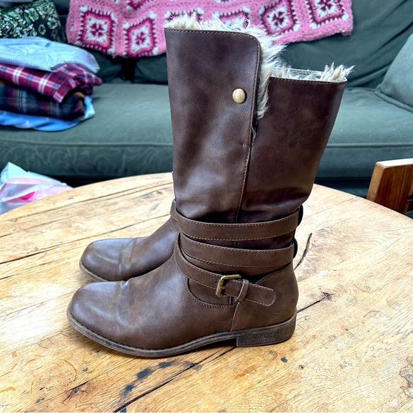 JustFab Shoes - Women’s tan boots with buckles and faux fur inside, size 8